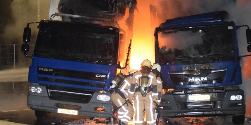 Vrachtwagen in vlammen opgegaan 