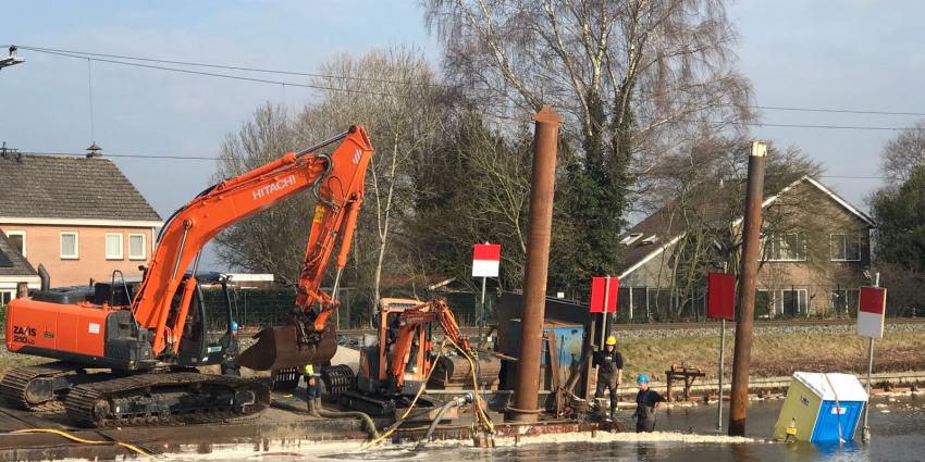 Ponton met dixi zinkt