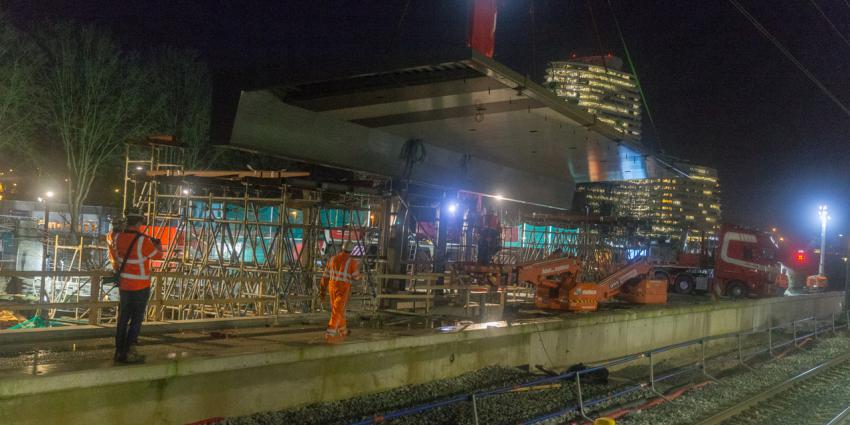 Perronklappen plaatsen op station Europapark