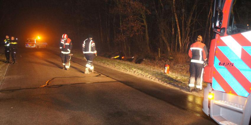 Auto van de weg door gladheid in Erica