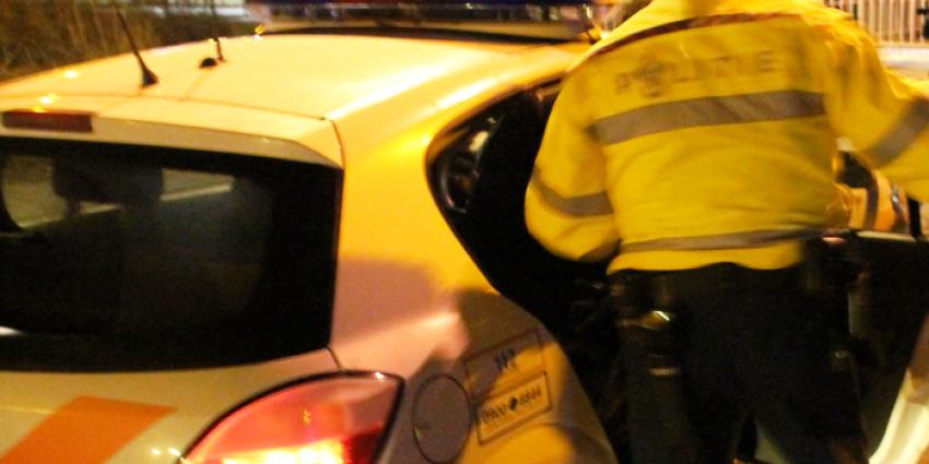 Politie houdt 3 minderjarige jongens aan met 12 telefoons op zak   