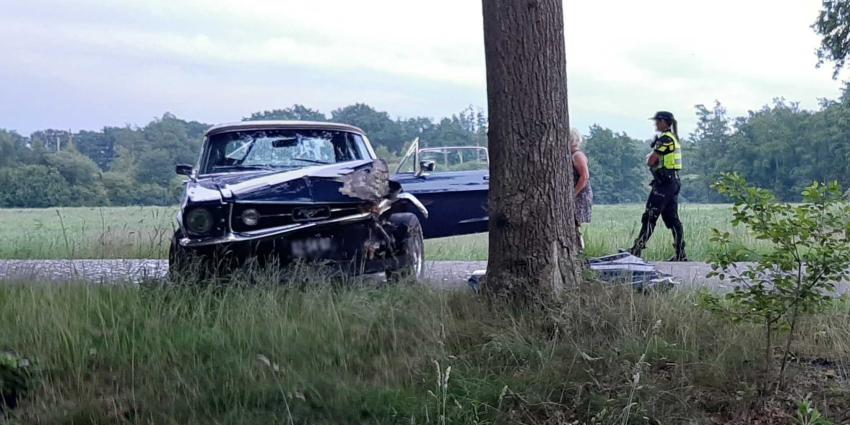 Klassieke Fort Mustang raakt zwaar beschadigd bij eenzijdige aanrijding