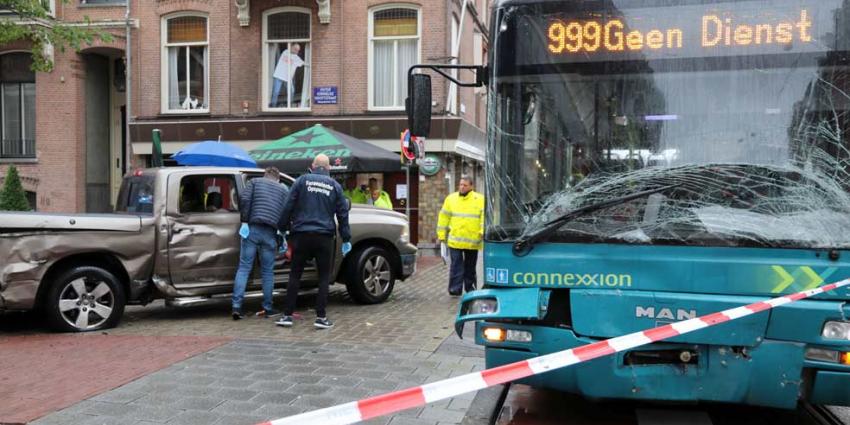 Ravage na aanrijding op de P.C. Hooftstraat in Amsterdam