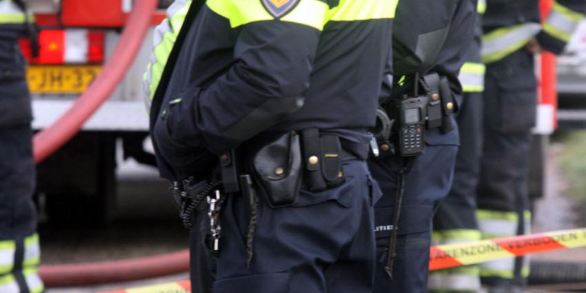 Agent valt over wapenstok door fout in politie-uniform