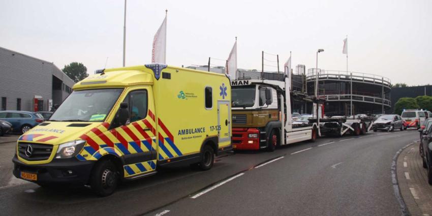 Auto knalt achterop vrachtwagen