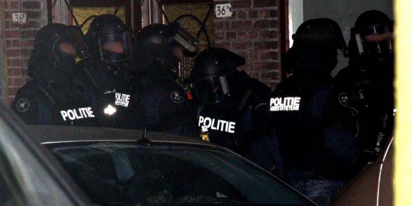 Foto van arrestatieteam in donker | Archief Flashphoto.nl | www.flashphoto.nl