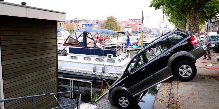 Auto rijdt vanzelf van kade af in Schiedam