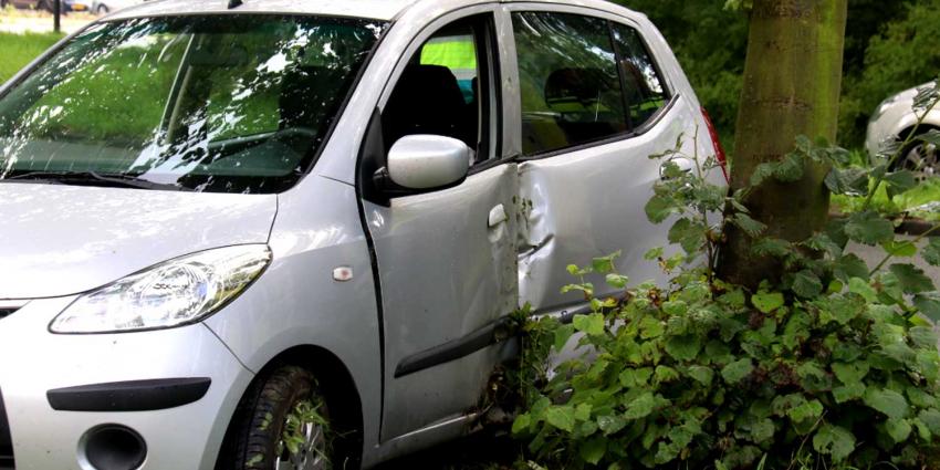 Eenzijdig ongeval tussen auto en boom