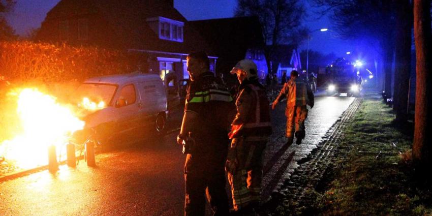 Omstanders halen gastanks uit in brand staande auto