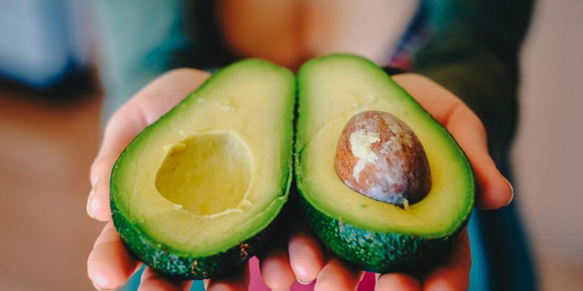 Twee avocado helften met pit