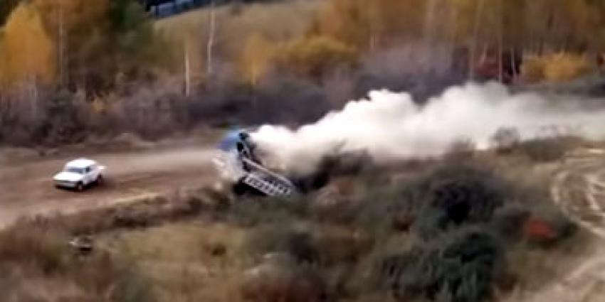 Rallyauto beukt door toren met baanofficials