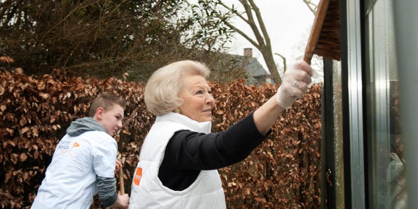 Prinses Beatrix maakt broeikas schoon voor NL doet