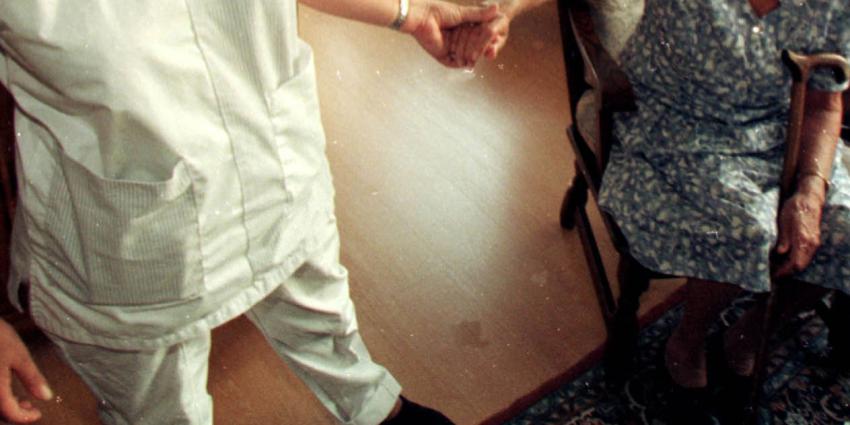 Verpleegster bij bejaarde