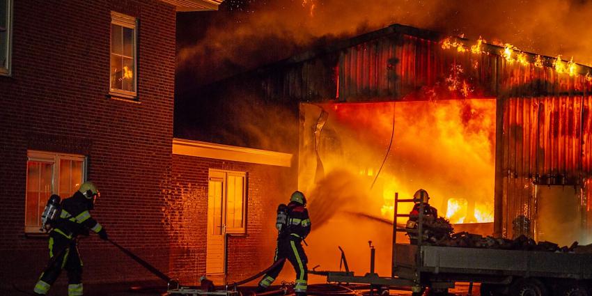 Loods verwoest door brand in Buitenpost