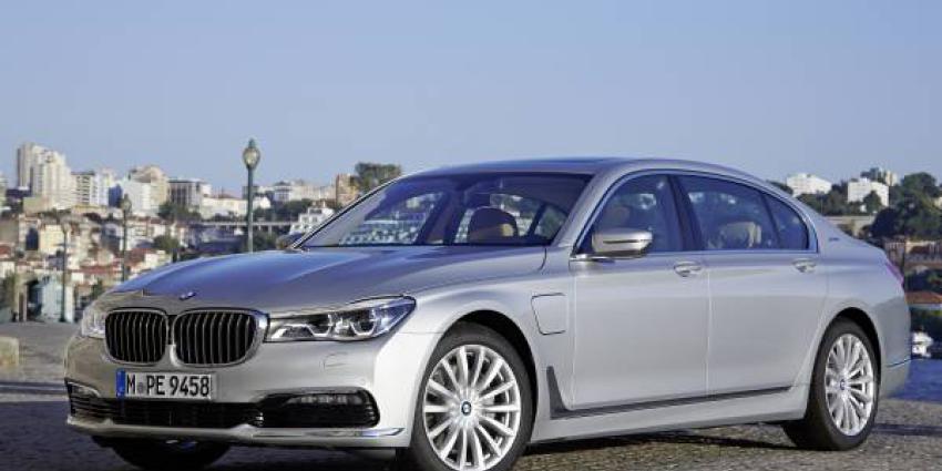 De BMW 740e medio augustus in de showroom