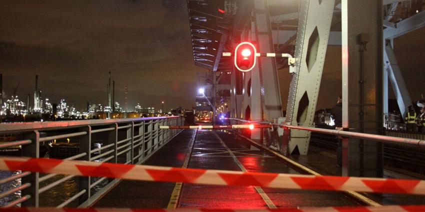 Botlekbrug dicht na aanvaring
