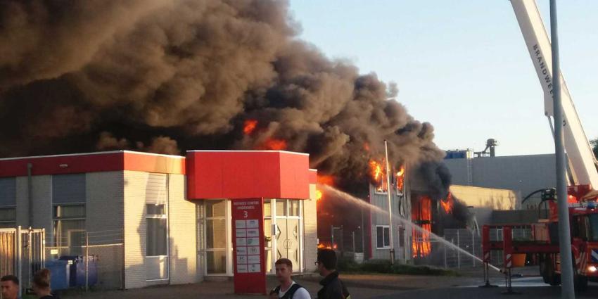brand-ijzerwarenzaak-rookwolken