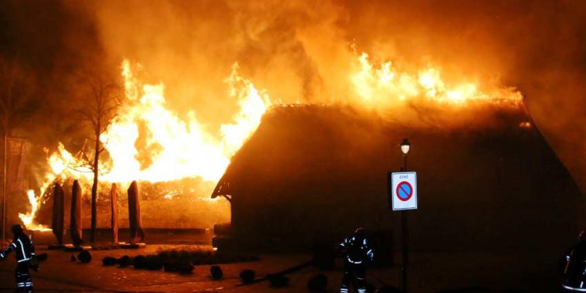 Grote brand veroest boerderij en schuur