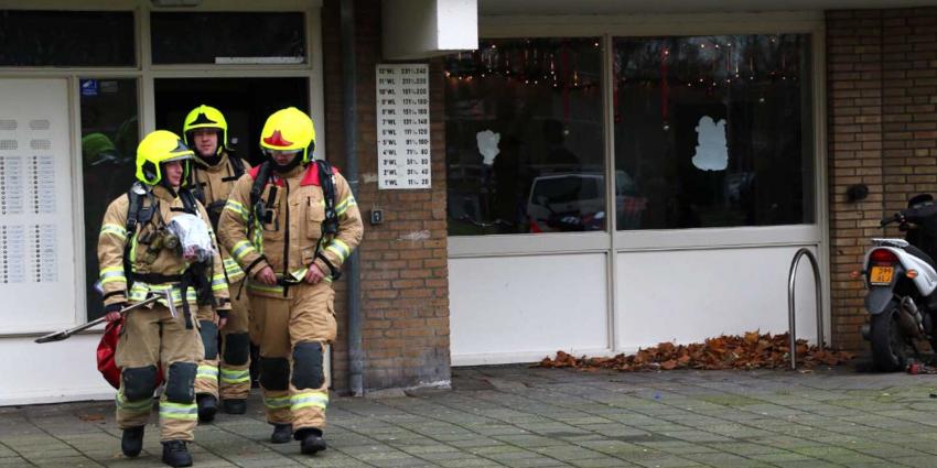 Brandweer naar melding brandlucht in flatwoning