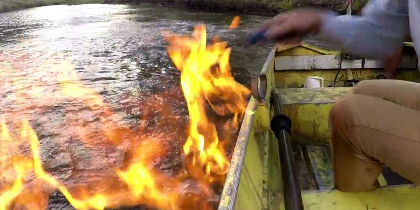 Rivier in brand door omhoog borrelende gassen