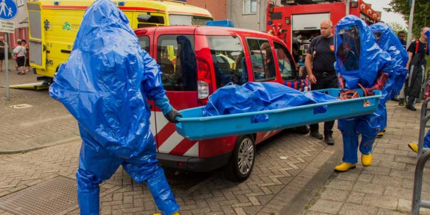 Foto van brandweer in chemiepak met brancard | Flashphoto | www.flashphoto.nl