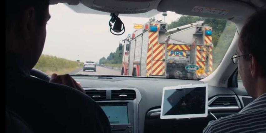 Ford waarschuwt bestuurders over locatie en afstand van naderend hulpvoertuig