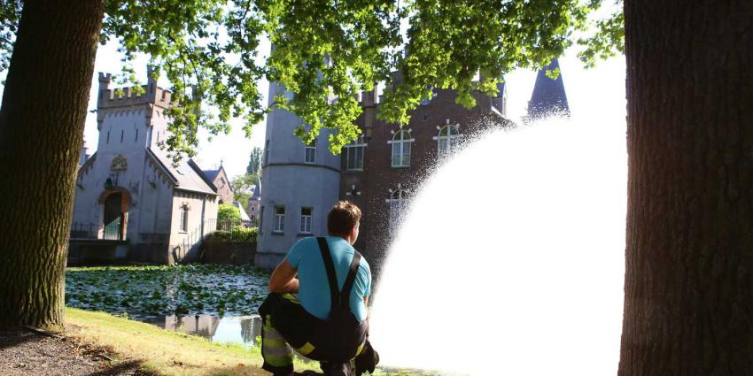 Brandweer redt vissen in vijver kasteel Stapelen in Boxtel