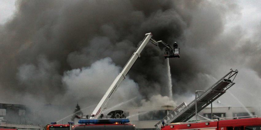 Grote brand verwoest carnavalswagens in Zaltbommel