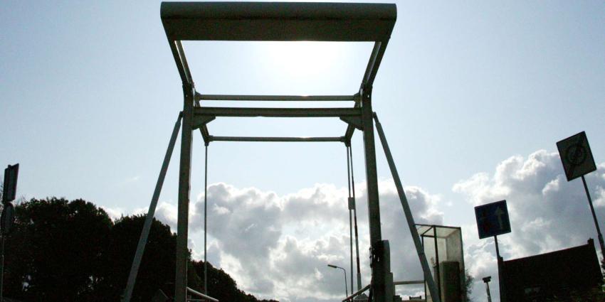 Brug stort neer in Maassluis