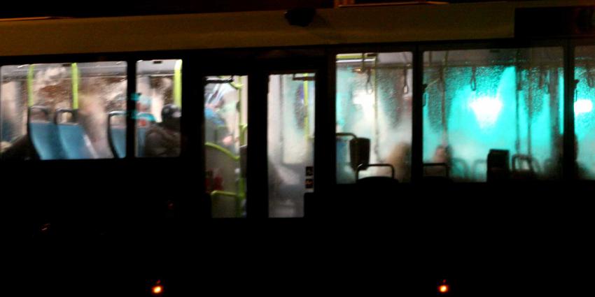 bus-passagiers-donker-regen