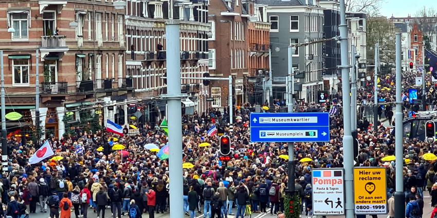 Stoet demonstranten vertrekt