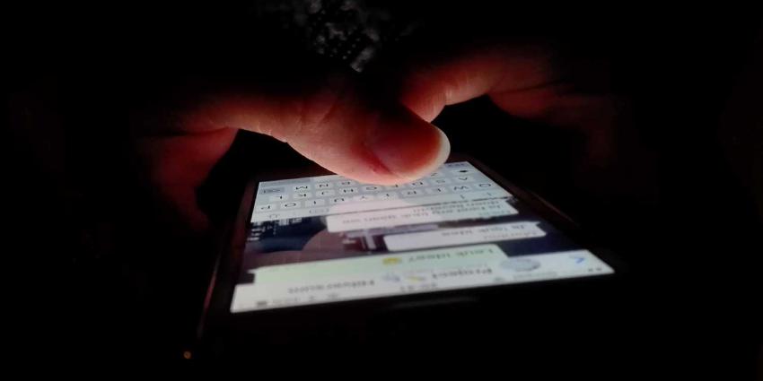 Politiemedewerker op non-actief na chatcontact met minderjarig meisje