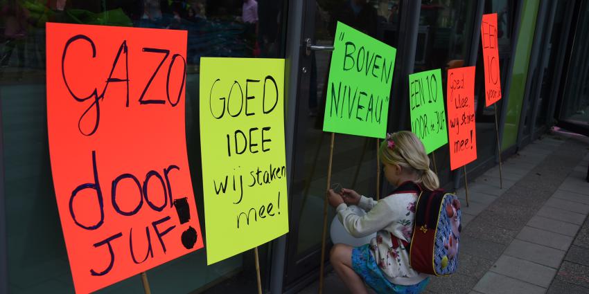 Leraren in het basisonderwijs staken