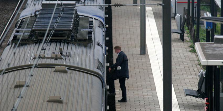 conducteur stapt in trein