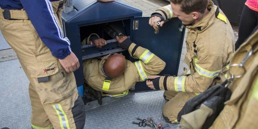 Brandweerman klimt in ondergrondse container voor verloren pinpas