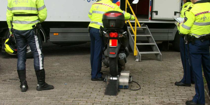 Politieagenten belaagd bij scootercontrole