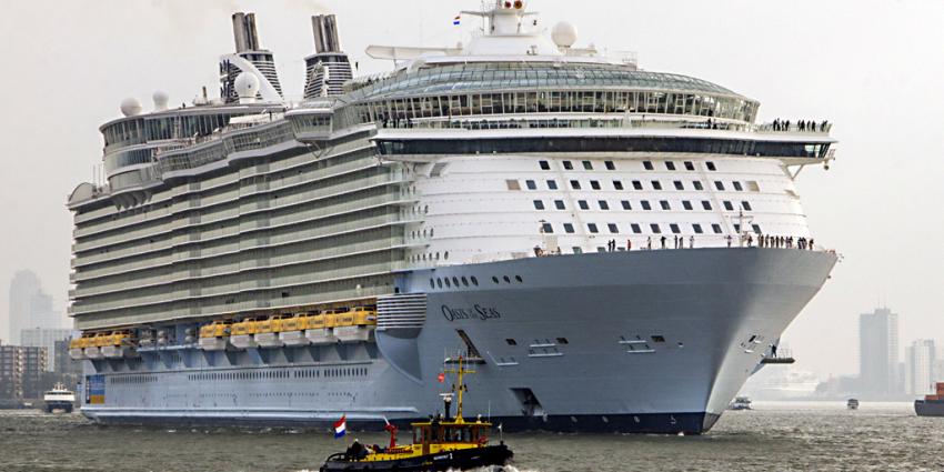 Mega passagiersschip ter wereld aangemeerd in Rotterdam