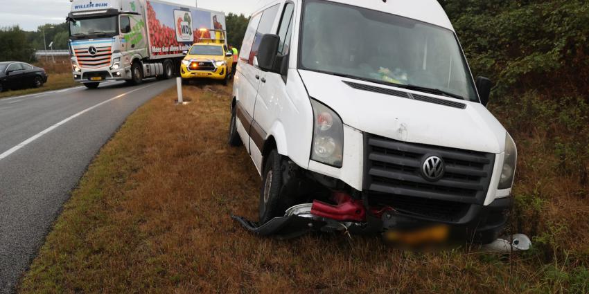 bestelbus naast de weg