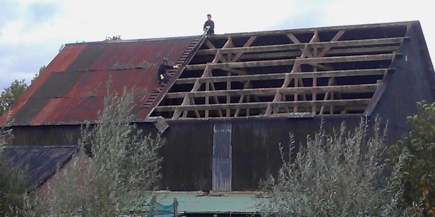 Foto van onderhoud aan dak schuur | Archief EHF
