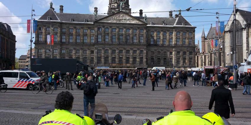 foto van lange rijen Dam Nieuwe Kerk | Annet van den Berg