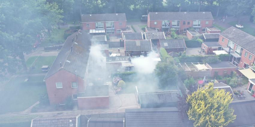 Dronebeeld van schuurbrand