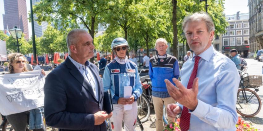 CDA-kamerlid Maurits von Martels in gesprek met voorzitter Paul Mulder van de Stichting Nederlandse Draf- en Rensport.