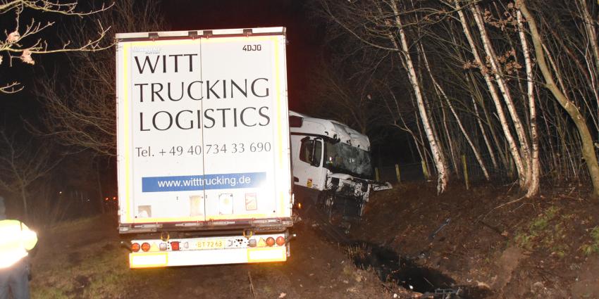 vrachtwagen naast de weg