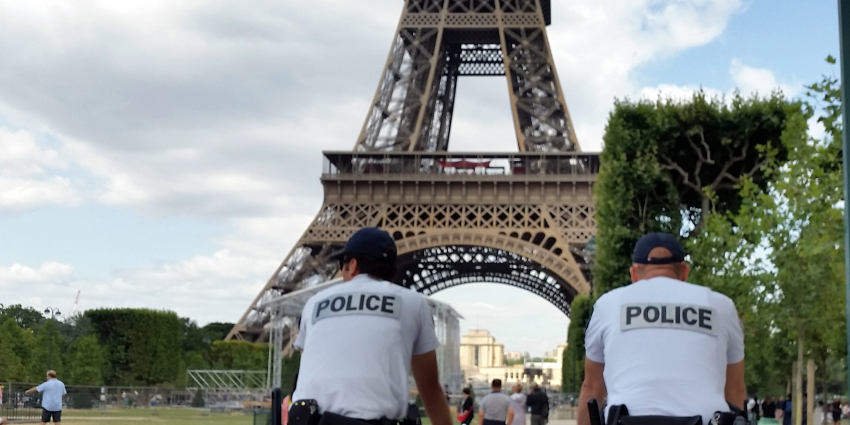 De Eiffeltoren in Parijs is sinds vandaag weer toegankelijk voor bezoekers. Zaterdag werd het monument afgesloten voor publiek na de aanslagen in Parijs. 