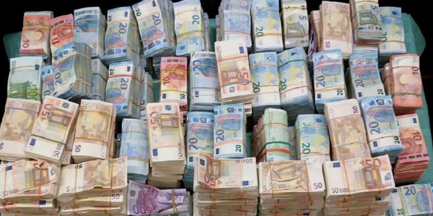 Politiehond ruikt in auto verstopte 1,3 miljoen euro aan bankbiljetten