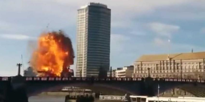 Stadsbus explodeert op brug in Londen, filmploeg verrast toeristen
