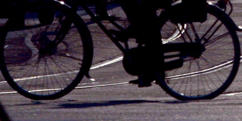 Politie zoekt 4 fietsers na dodelijke ongeval 14-jarige meisje en vrachtauto