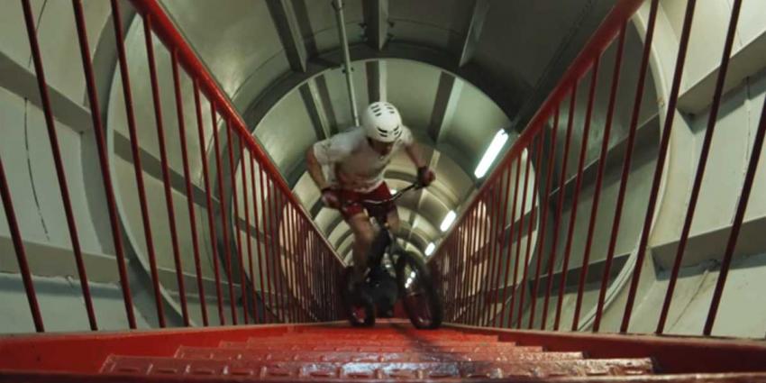 Pool beklimt met fiets alle trappen van het Atomium