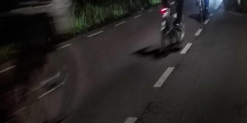 fiets-verlichting-donker-auto