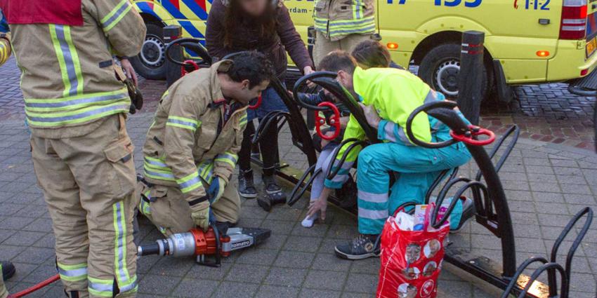 Meisje vast met been in fietsrek